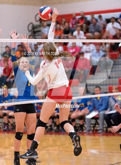 Thumbnail 3 in Jourdanton vs. Lago Vista (UIL 3A Bi-District) photogallery.