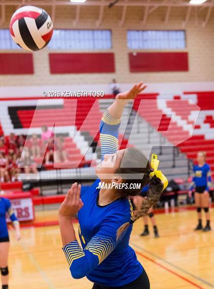 Thumbnail 3 in Jourdanton vs. Lago Vista (UIL 3A Bi-District) photogallery.