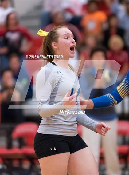 Thumbnail 1 in Jourdanton vs. Lago Vista (UIL 3A Bi-District) photogallery.
