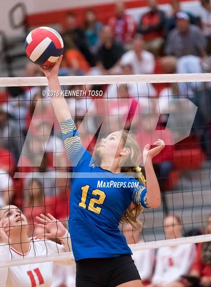 Thumbnail 3 in Jourdanton vs. Lago Vista (UIL 3A Bi-District) photogallery.