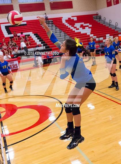 Thumbnail 2 in Jourdanton vs. Lago Vista (UIL 3A Bi-District) photogallery.