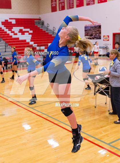 Thumbnail 3 in Jourdanton vs. Lago Vista (UIL 3A Bi-District) photogallery.