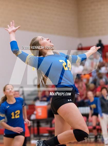 Thumbnail 1 in Jourdanton vs. Lago Vista (UIL 3A Bi-District) photogallery.