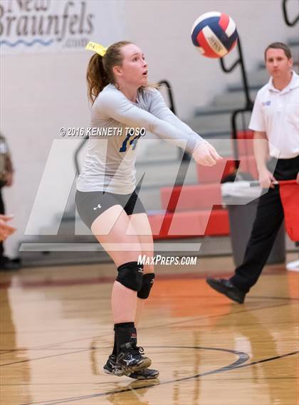 Thumbnail 3 in Jourdanton vs. Lago Vista (UIL 3A Bi-District) photogallery.