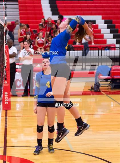 Thumbnail 2 in Jourdanton vs. Lago Vista (UIL 3A Bi-District) photogallery.