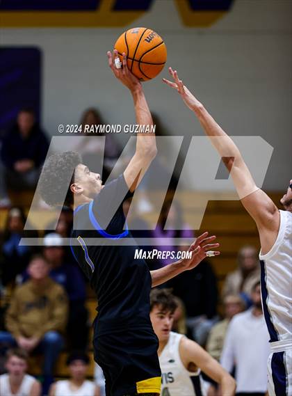 Thumbnail 2 in Clovis East vs. Bakersfield Christian photogallery.