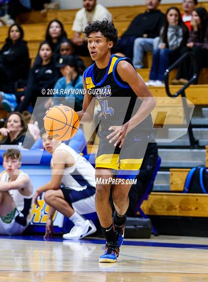 Thumbnail 2 in Clovis East vs. Bakersfield Christian photogallery.
