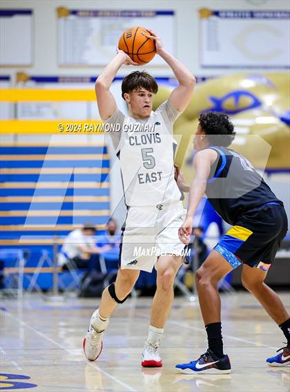 Thumbnail 2 in Clovis East vs. Bakersfield Christian photogallery.