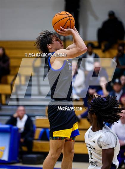 Thumbnail 3 in Clovis East vs. Bakersfield Christian photogallery.