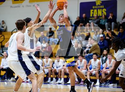 Thumbnail 1 in Clovis East vs. Bakersfield Christian photogallery.