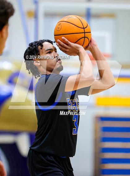 Thumbnail 3 in Clovis East vs. Bakersfield Christian photogallery.