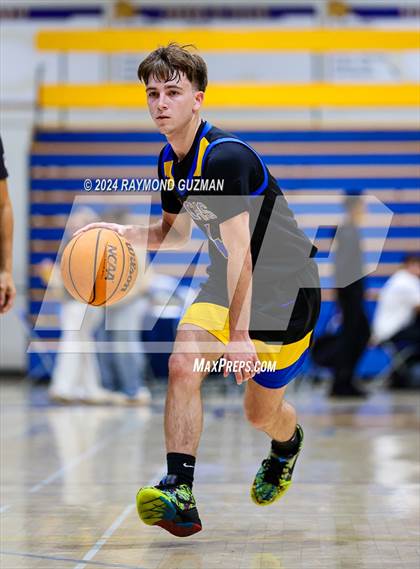 Thumbnail 3 in Clovis East vs. Bakersfield Christian photogallery.
