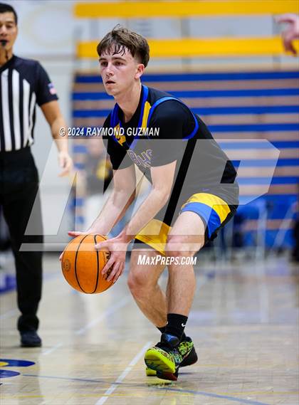 Thumbnail 1 in Clovis East vs. Bakersfield Christian photogallery.