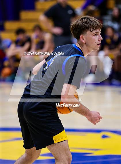 Thumbnail 2 in Clovis East vs. Bakersfield Christian photogallery.