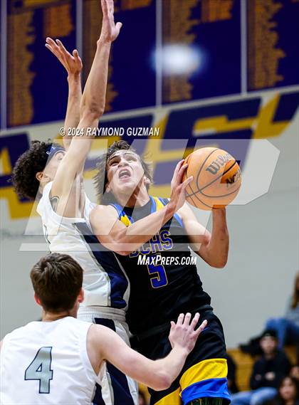 Thumbnail 3 in Clovis East vs. Bakersfield Christian photogallery.