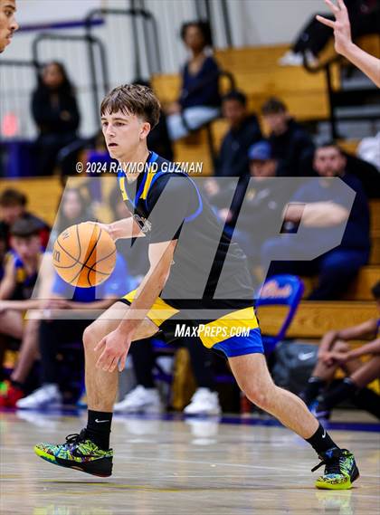 Thumbnail 2 in Clovis East vs. Bakersfield Christian photogallery.