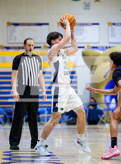 Thumbnail 3 in Clovis East vs. Bakersfield Christian photogallery.