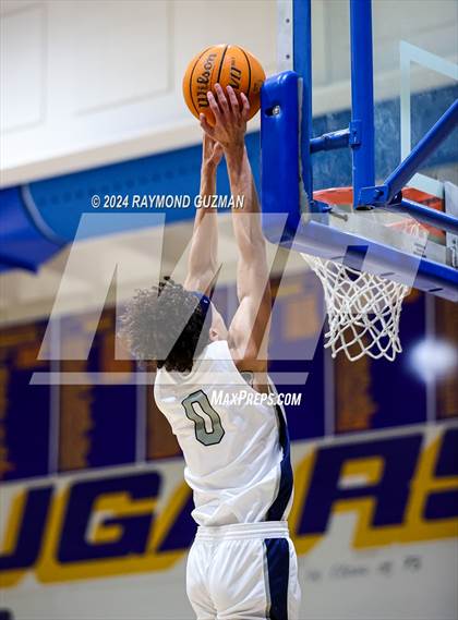 Thumbnail 2 in Clovis East vs. Bakersfield Christian photogallery.