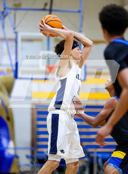 Thumbnail 1 in Clovis East vs. Bakersfield Christian photogallery.