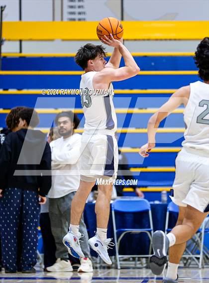 Thumbnail 1 in Clovis East vs. Bakersfield Christian photogallery.