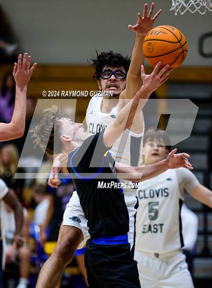 Thumbnail 2 in Clovis East vs. Bakersfield Christian photogallery.