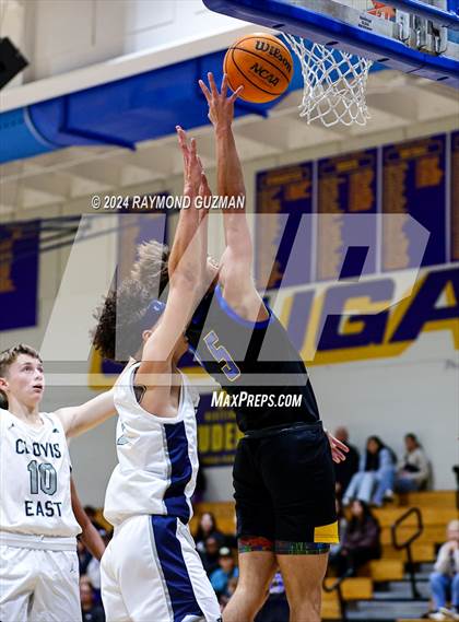 Thumbnail 1 in Clovis East vs. Bakersfield Christian photogallery.