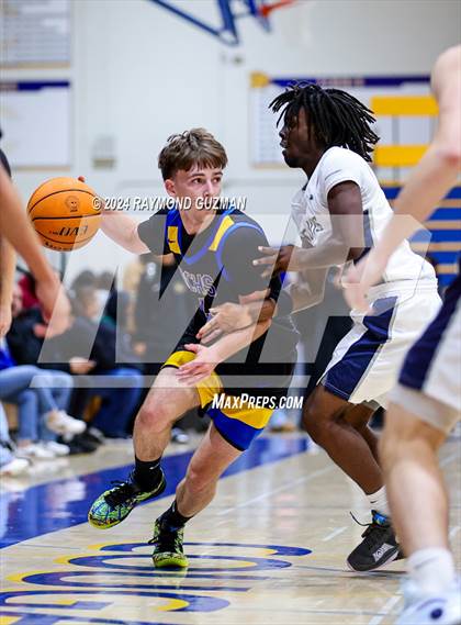 Thumbnail 3 in Clovis East vs. Bakersfield Christian photogallery.