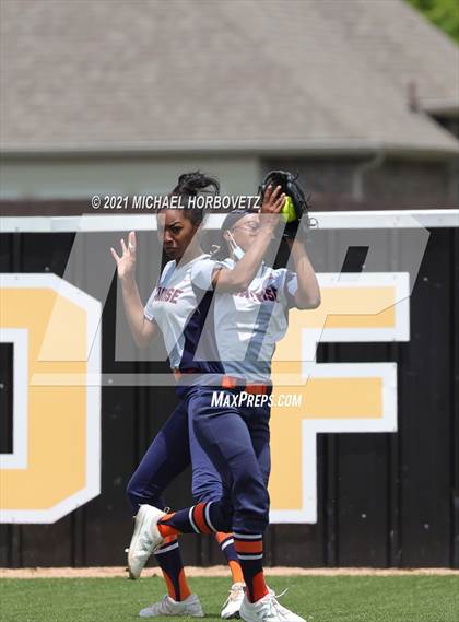 Thumbnail 2 in Bryan vs. Sachse (UIL 6A Area Playoff) photogallery.
