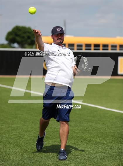 Thumbnail 1 in Bryan vs. Sachse (UIL 6A Area Playoff) photogallery.