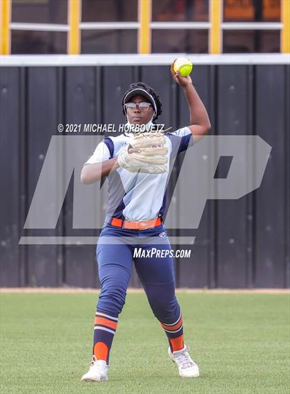 Thumbnail 2 in Bryan vs. Sachse (UIL 6A Area Playoff) photogallery.
