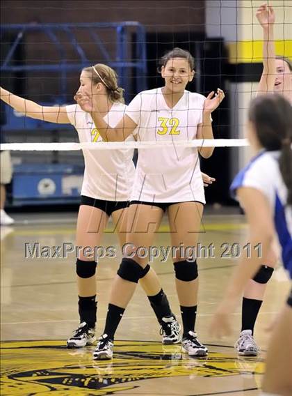 Thumbnail 2 in Capistrano Valley vs Santa Margarita (Aloha Cougar Classic) photogallery.