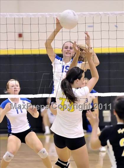 Thumbnail 2 in Capistrano Valley vs Santa Margarita (Aloha Cougar Classic) photogallery.