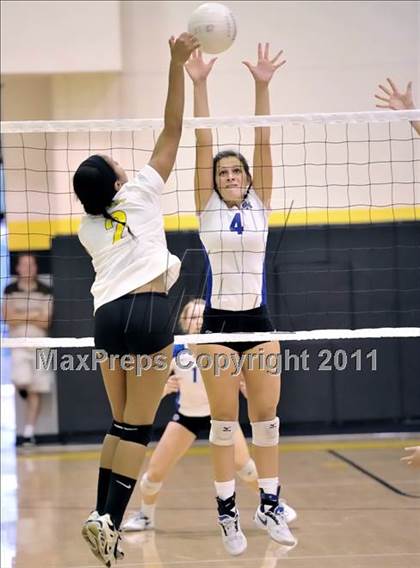 Thumbnail 3 in Capistrano Valley vs Santa Margarita (Aloha Cougar Classic) photogallery.