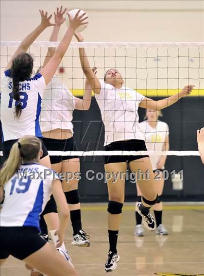 Thumbnail 1 in Capistrano Valley vs Santa Margarita (Aloha Cougar Classic) photogallery.