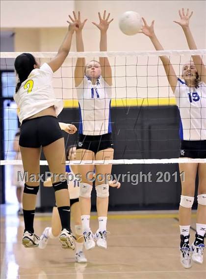 Thumbnail 1 in Capistrano Valley vs Santa Margarita (Aloha Cougar Classic) photogallery.