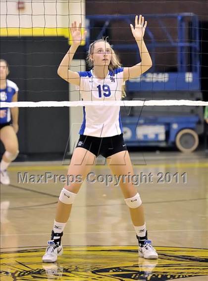 Thumbnail 2 in Capistrano Valley vs Santa Margarita (Aloha Cougar Classic) photogallery.