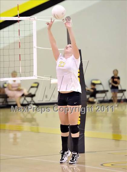 Thumbnail 2 in Capistrano Valley vs Santa Margarita (Aloha Cougar Classic) photogallery.