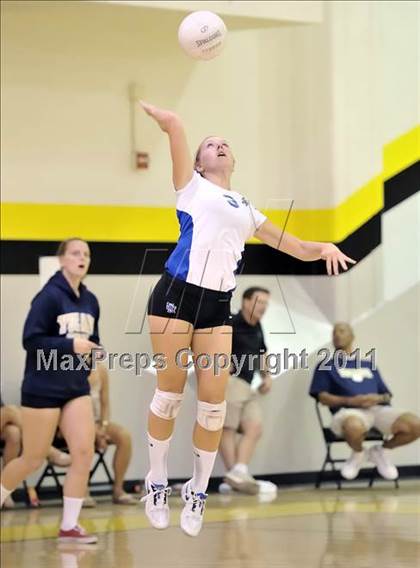 Thumbnail 2 in Capistrano Valley vs Santa Margarita (Aloha Cougar Classic) photogallery.