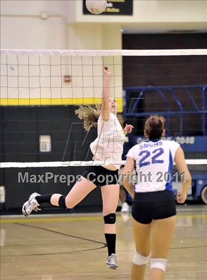 Thumbnail 2 in Capistrano Valley vs Santa Margarita (Aloha Cougar Classic) photogallery.