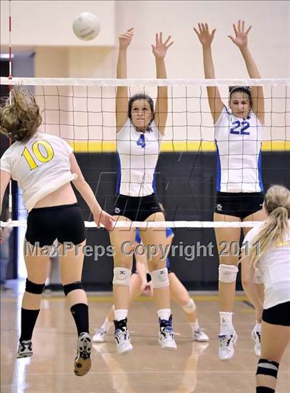 Thumbnail 2 in Capistrano Valley vs Santa Margarita (Aloha Cougar Classic) photogallery.