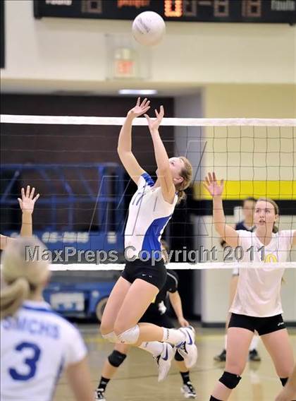 Thumbnail 2 in Capistrano Valley vs Santa Margarita (Aloha Cougar Classic) photogallery.