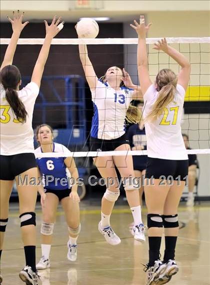 Thumbnail 1 in Capistrano Valley vs Santa Margarita (Aloha Cougar Classic) photogallery.