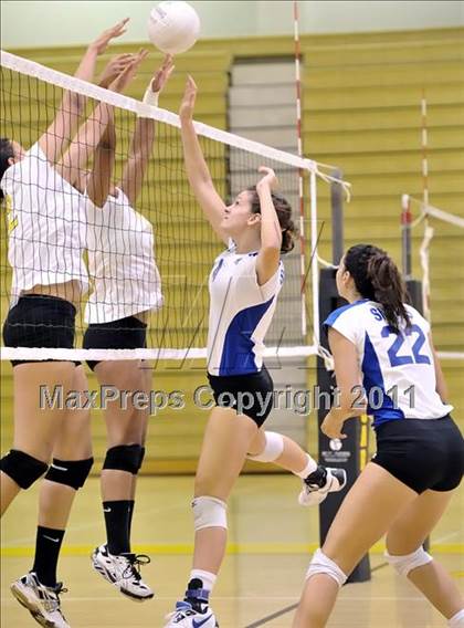 Thumbnail 2 in Capistrano Valley vs Santa Margarita (Aloha Cougar Classic) photogallery.