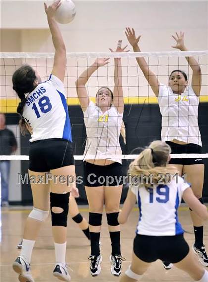 Thumbnail 2 in Capistrano Valley vs Santa Margarita (Aloha Cougar Classic) photogallery.