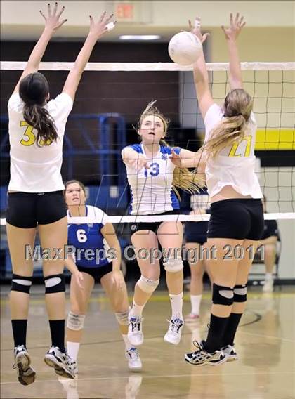 Thumbnail 2 in Capistrano Valley vs Santa Margarita (Aloha Cougar Classic) photogallery.