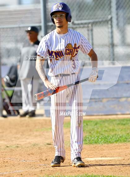 Thumbnail 2 in Paramount vs. Lynwood photogallery.