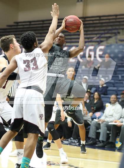 Thumbnail 3 in Moreau Catholic vs. Woodcreek (MaxPreps MLK Classic) photogallery.