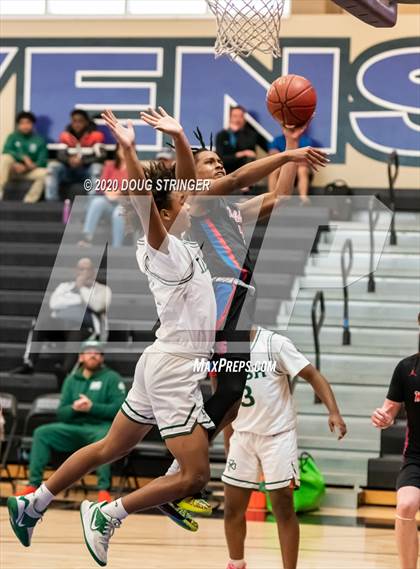 Thumbnail 3 in Sacred Heart Cathedral Preparatory vs. St. Ignatius (CIF-CCS DIII Championship) photogallery.