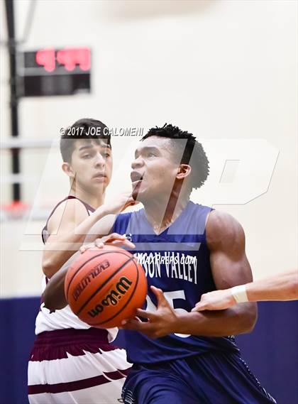 Thumbnail 3 in Smithson Valley vs Highlands (SAISD Invitational) photogallery.