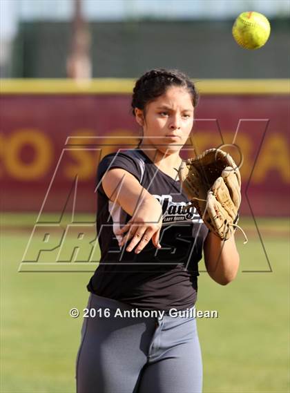 Thumbnail 2 in Vaughn vs. View Park (CIF LA City Section D4 Final) photogallery.